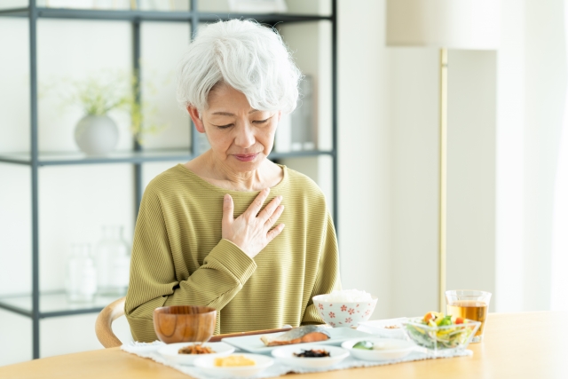 食欲不振のシニアの女性
