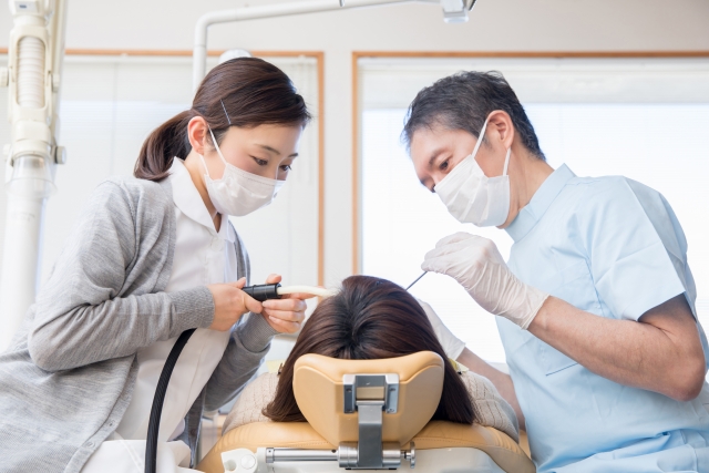 歯医者と歯科衛生士
