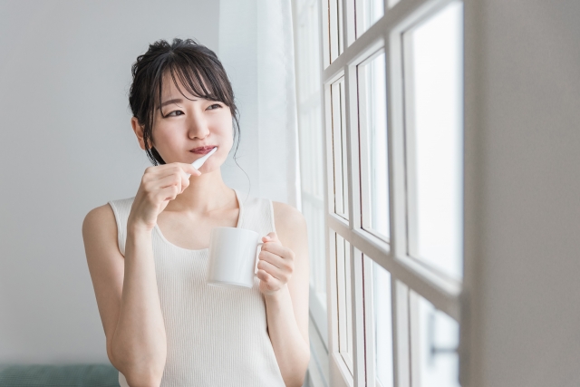 朝、歯磨き・歯をブラッシングする女性
