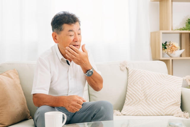家にいる高齢者の男性